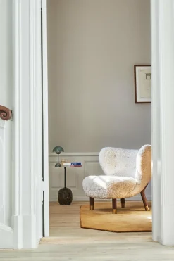 Fauteuil noyer et peau de mouton détails laiton Little Petra VB1 Edition Limitée - &tradition