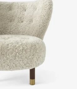 Fauteuil noyer et peau de mouton détails laiton Little Petra VB1 Edition Limitée - &tradition