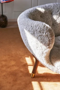 Fauteuil noyer et peau de mouton détails laiton Little Petra VB1 Edition Limitée - &tradition