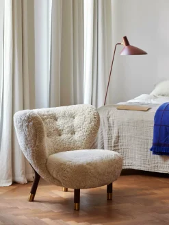 Fauteuil noyer et peau de mouton détails laiton Little Petra VB1 Edition Limitée - &tradition