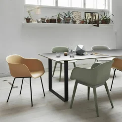 Fauteuil ochre piétement en chêne foncé Fiber - Muuto