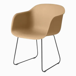 Fauteuil ocre piétement traîneau Fiber - Muuto