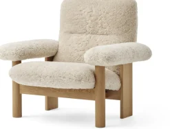 Fauteuil peau de mouton et chêne Brasilia - Audo