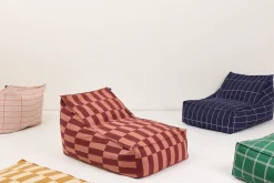Fauteuil pouf en coton bio à carreaux rouge et rose 70 x 105 x 57 cm Vibes - Nobodinoz