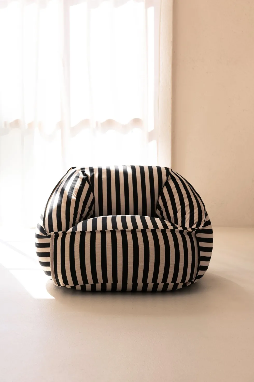 Fauteuil pouf en coton à rayures noir et beige 105 x 105 x 60 cm Ziggy - Nobodinoz