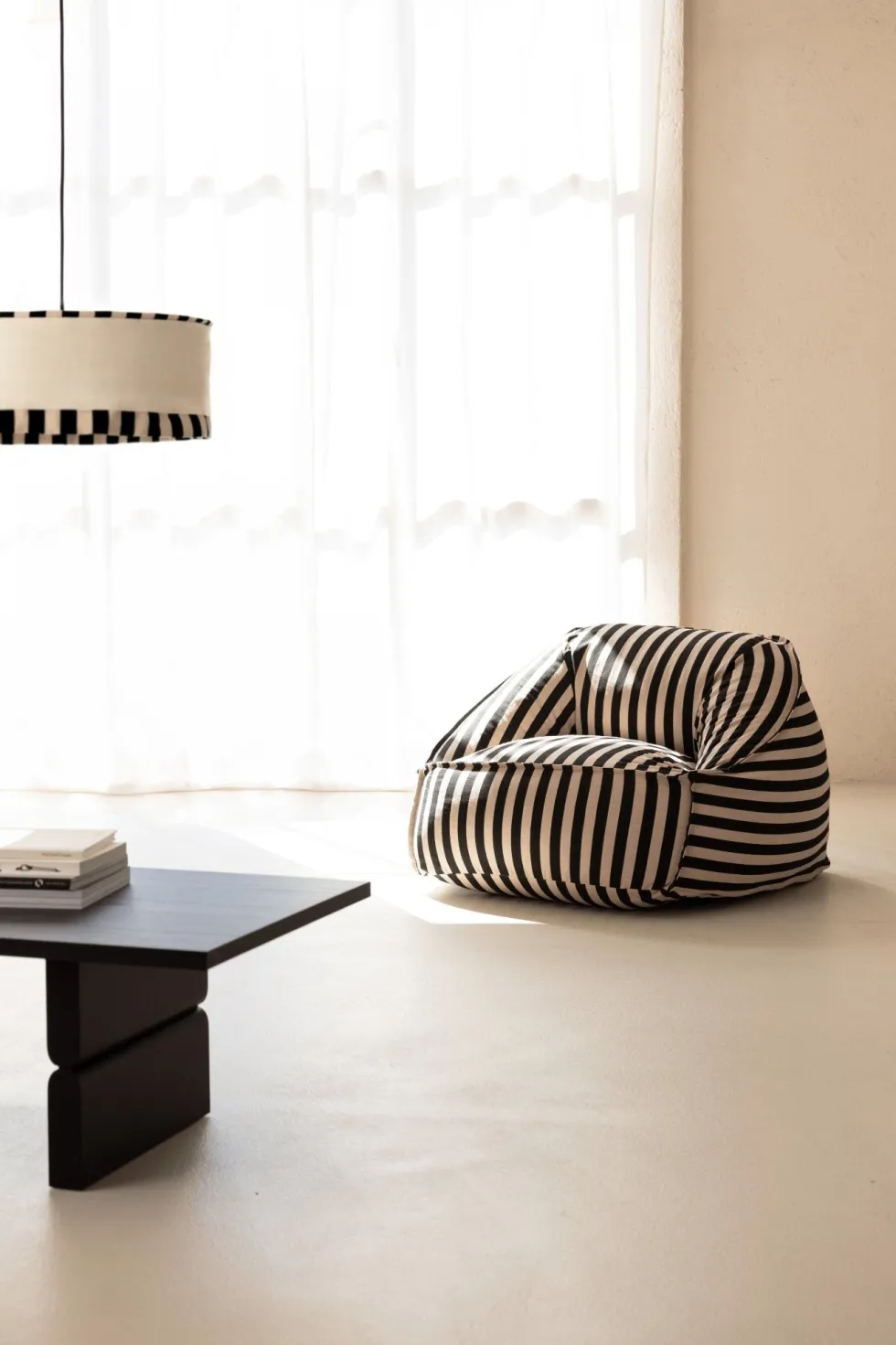 Fauteuil pouf en coton à rayures noir et beige 105 x 105 x 60 cm Ziggy - Nobodinoz