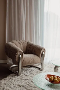 Fauteuil rétro en velours marron et acier chromé Marly - Dutchbone