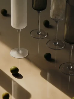 Flutes à champagne en verre fumé 22x6cm Ripple - Ferm living