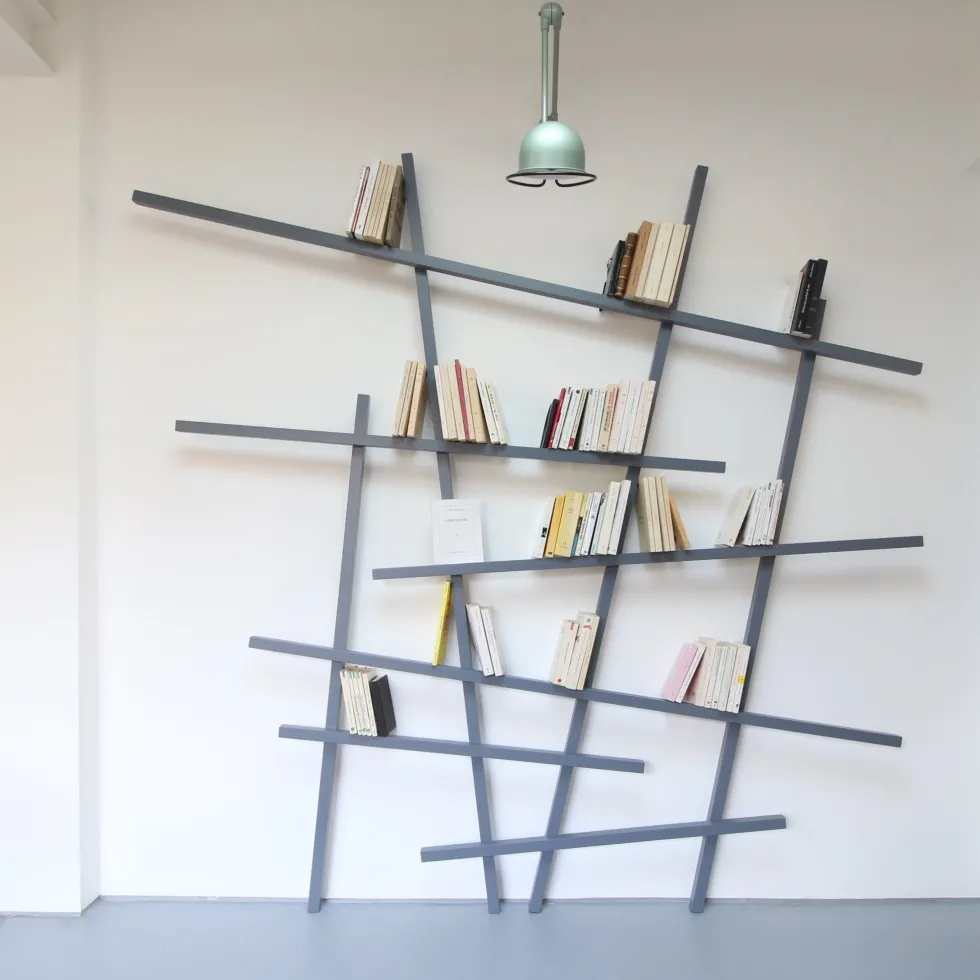 Grande bibliothèque en hêtre laqué Aubergine Mikado - Compagnie