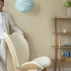 Grand fauteuil blanc en chêne foncé A Conversation Piece - UMAGE