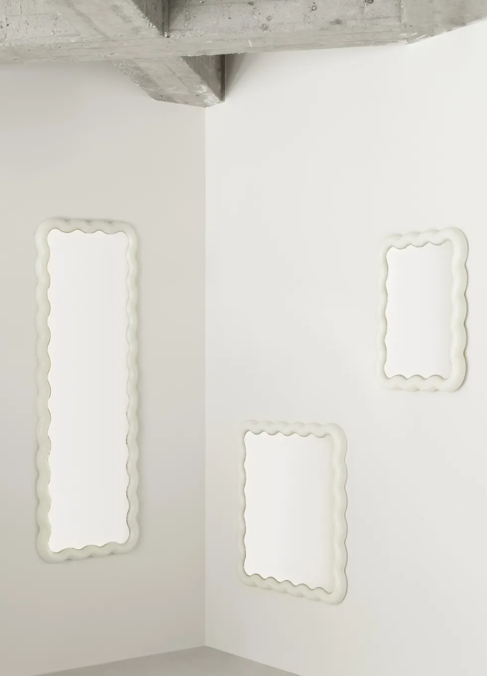 Grand miroir en verre et acier blanc 160 x 55 cm Illu - Normann Copenhagen