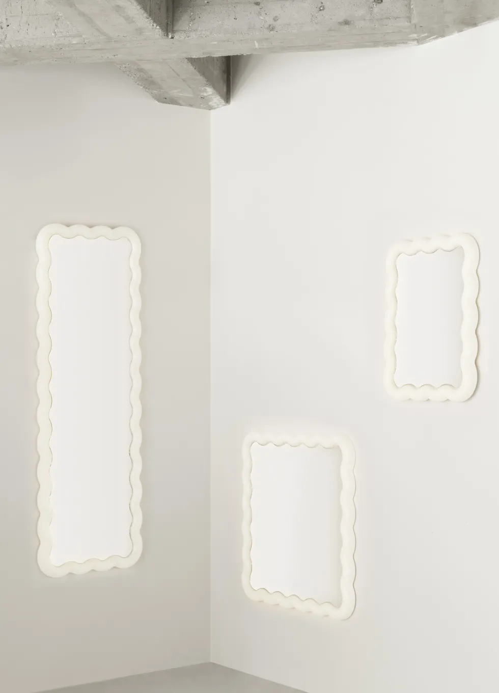 Grand miroir en verre et acier blanc 160 x 55 cm Illu - Normann Copenhagen