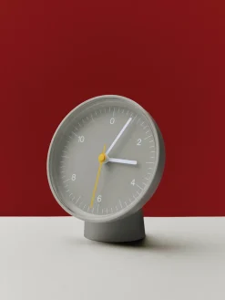 Horloge de table en métal gris 13 cm - HAY