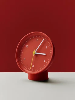 Horloge de table en métal rouge 13 cm - HAY