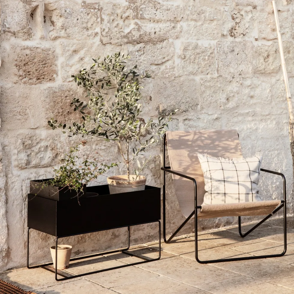 Jardinière avec pieds bas en métal noir - Ferm Living