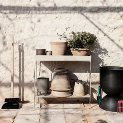 Jardinière sur pieds en métal beige - Ferm Living
