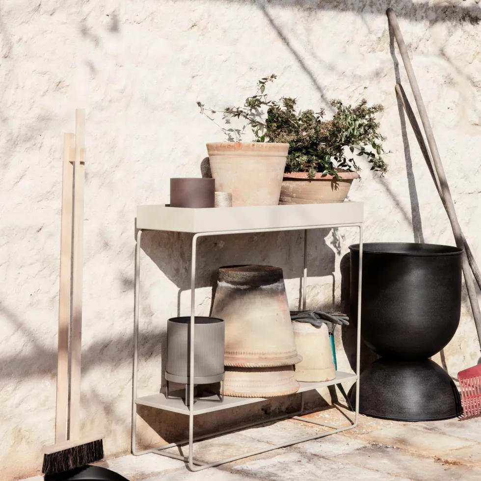 Jardinière sur pieds en métal beige - Ferm Living