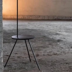 Lampadaire avec table en bois noir Studio Simple - Serax