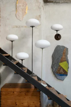Lampadaire blanc base gris clair 150 cm Stemlite - Gubi