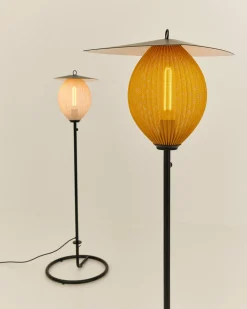 Lampadaire de jardin moutarde doré et métal noir 128 cm Satellite - Gubi