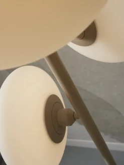Lampadaire 3 disques en verre blanc et sable 161cm Sapporo - It's about Romi