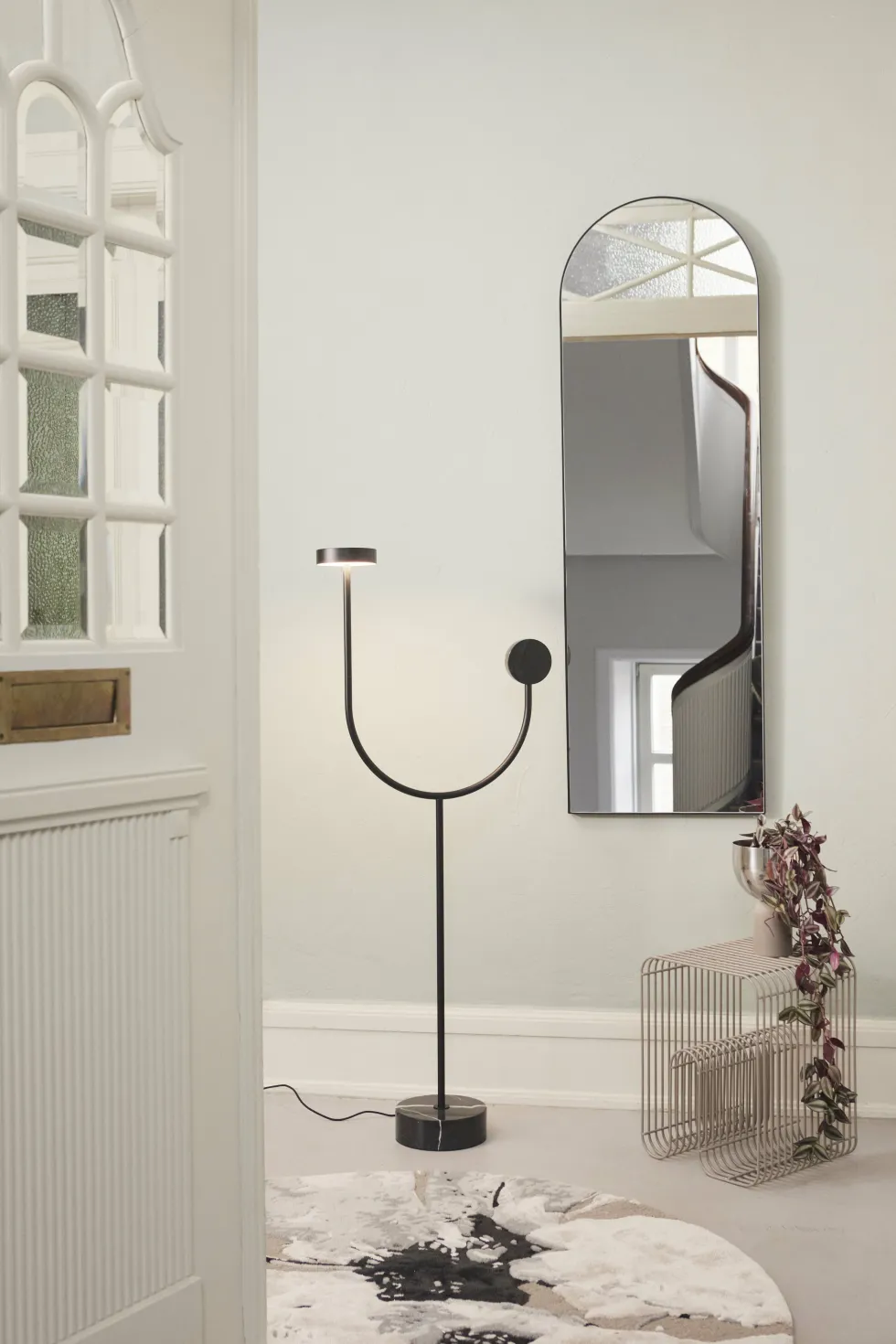 Lampadaire en acier et base en marbre noir 127 cm Grasil - AYTM