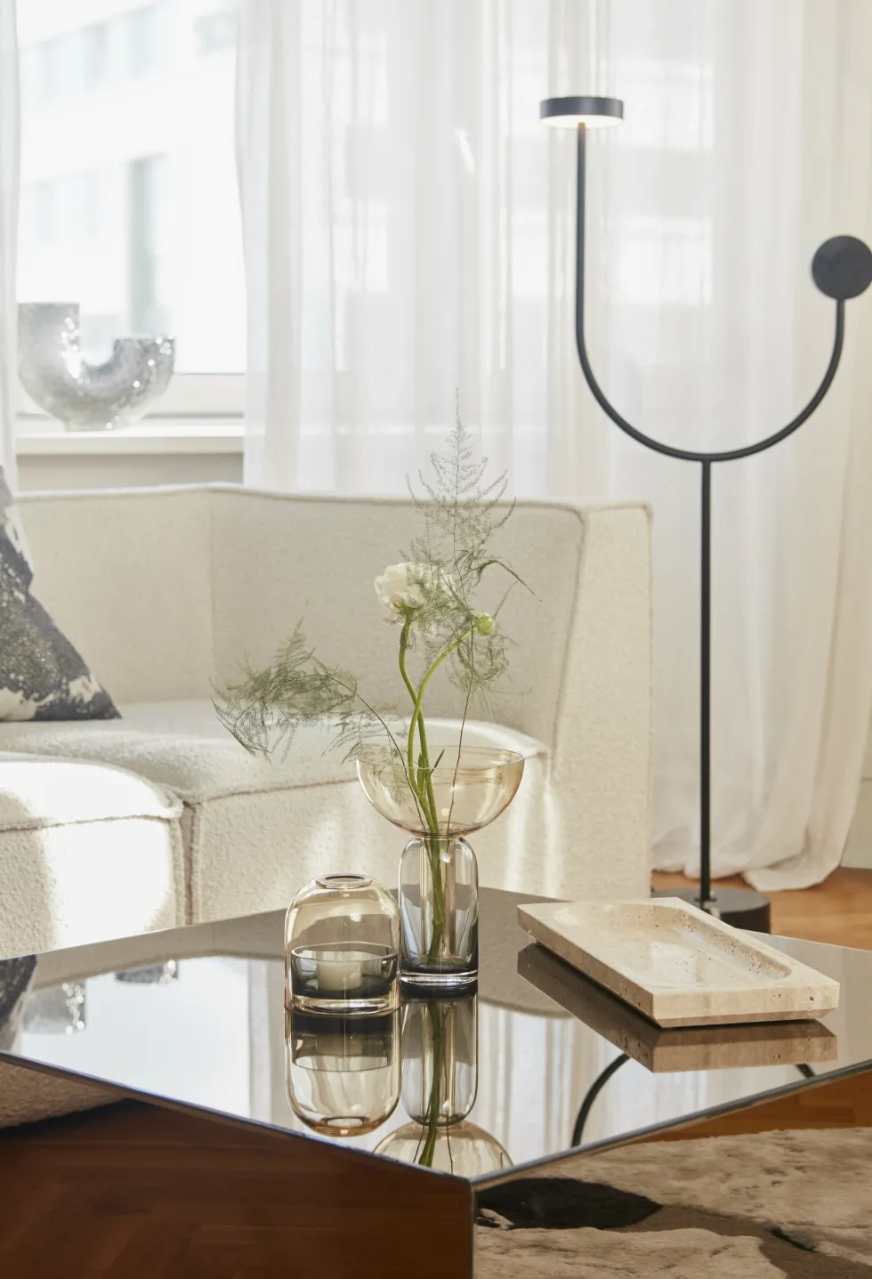 Lampadaire en acier et base en marbre noir 127 cm Grasil - AYTM
