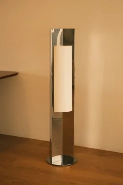 Lampadaire en acier poli effet miroir avec diffuseur 120x28x28cm Arrow 120 - Violaine d'Harcourt