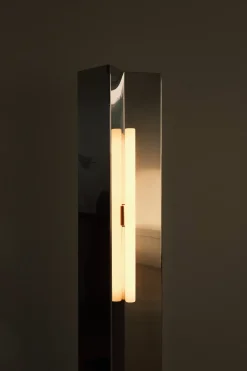 Lampadaire en acier poli effet miroir 120x28x28cm Arrow 120 - Violaine d'Harcourt