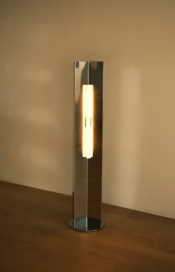Lampadaire en acier poli effet miroir 120x28x28cm Arrow 120 - Violaine d'Harcourt