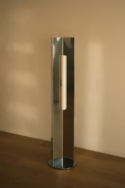 Lampadaire en acier poli effet miroir 120x28x28cm Arrow 120 - Violaine d'Harcourt