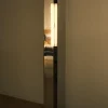 Lampadaire en acier poli effet miroir 158x28x28cm Arrow 158 - Violaine d'Harcourt