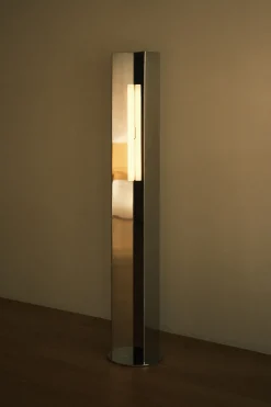 Lampadaire en acier poli effet miroir 158x28x28cm Arrow 158 - Violaine d'Harcourt