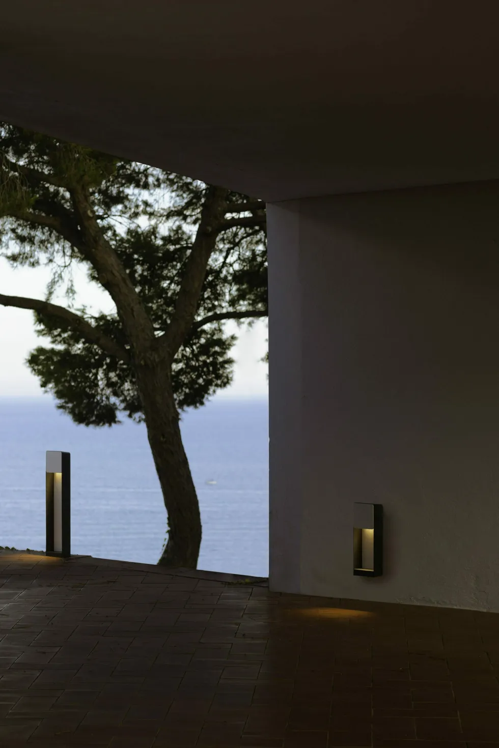 Lampadaire en aluminium gris graphite et blanc Lab B 60 - Marset