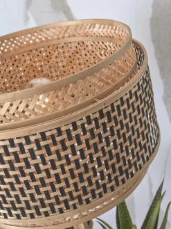 Lampadaire en bambou naturel avec abat-jour en bois noir et naturel 160x40 cm Bhoutan - Good & Mojo