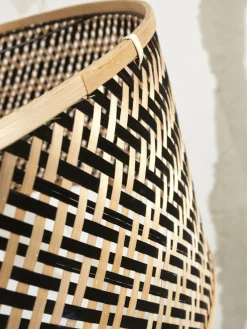 Lampadaire en bambou naturel avec abat-jour en bois noir et naturel 176x50 cm Java - Good & Mojo