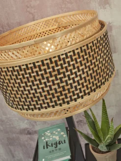 Lampadaire en bambou noir avec abat-jour en bois noir et naturel 160x40 cm Bhoutan - Good & Mojo