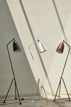 Lampadaire en métal noir brillant Gräshoppa - Gubi