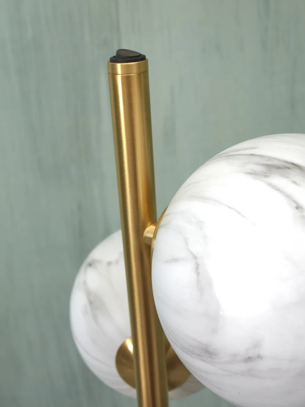 Lampadaire 3 globes en verre effet marbre blanc 160cm Carrara - It's about Romi