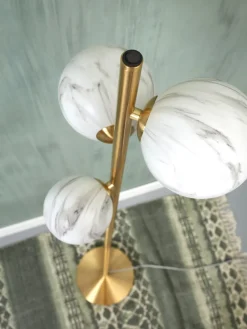 Lampadaire 3 globes en verre effet marbre blanc 160cm Carrara - It's about Romi