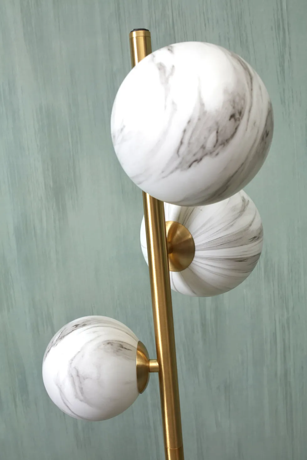 Lampadaire 3 globes en verre effet marbre blanc 160cm Carrara - It's about Romi