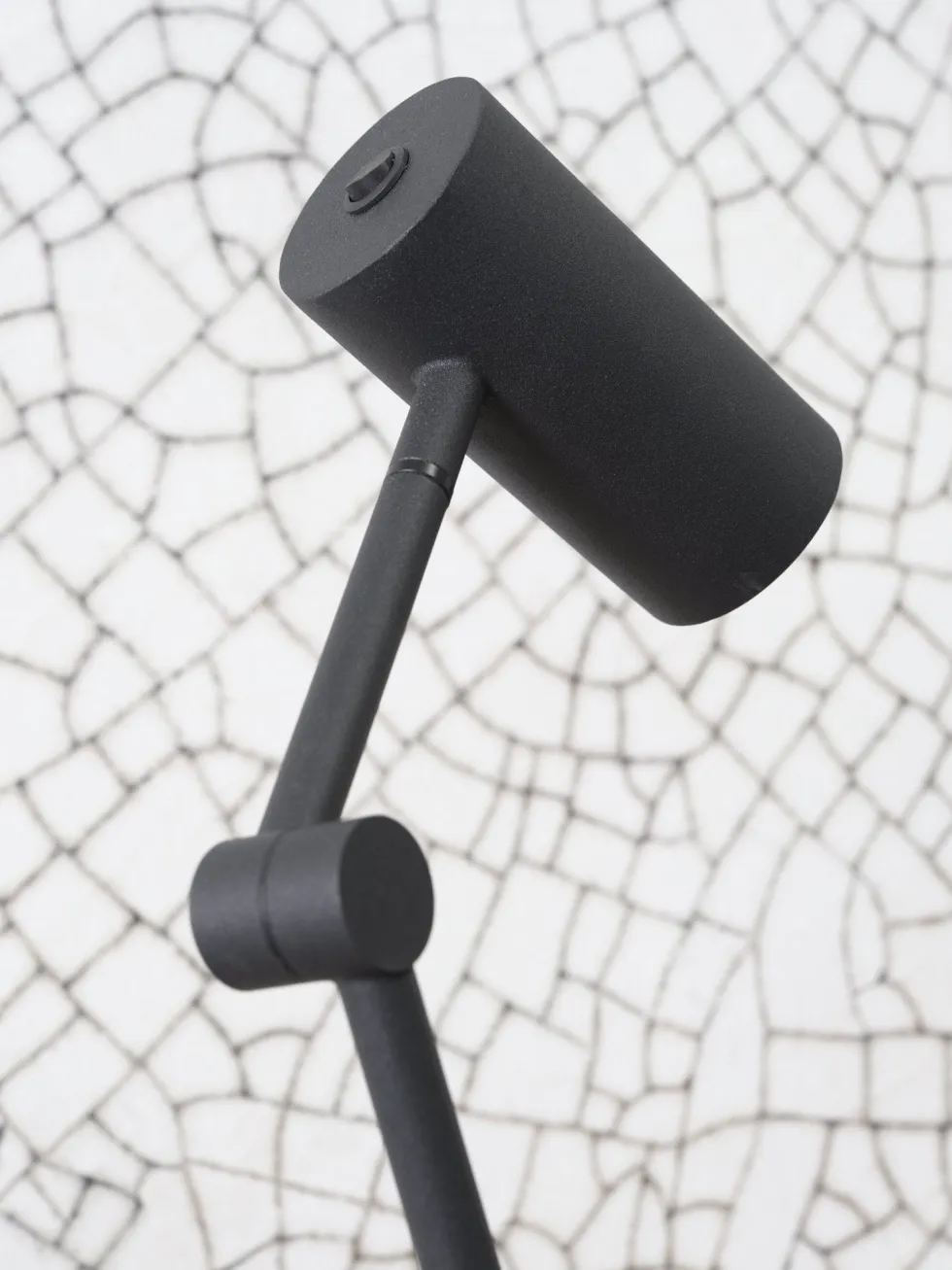 Lampadaire led en fer noir 133cm Montreux - It's about Romi