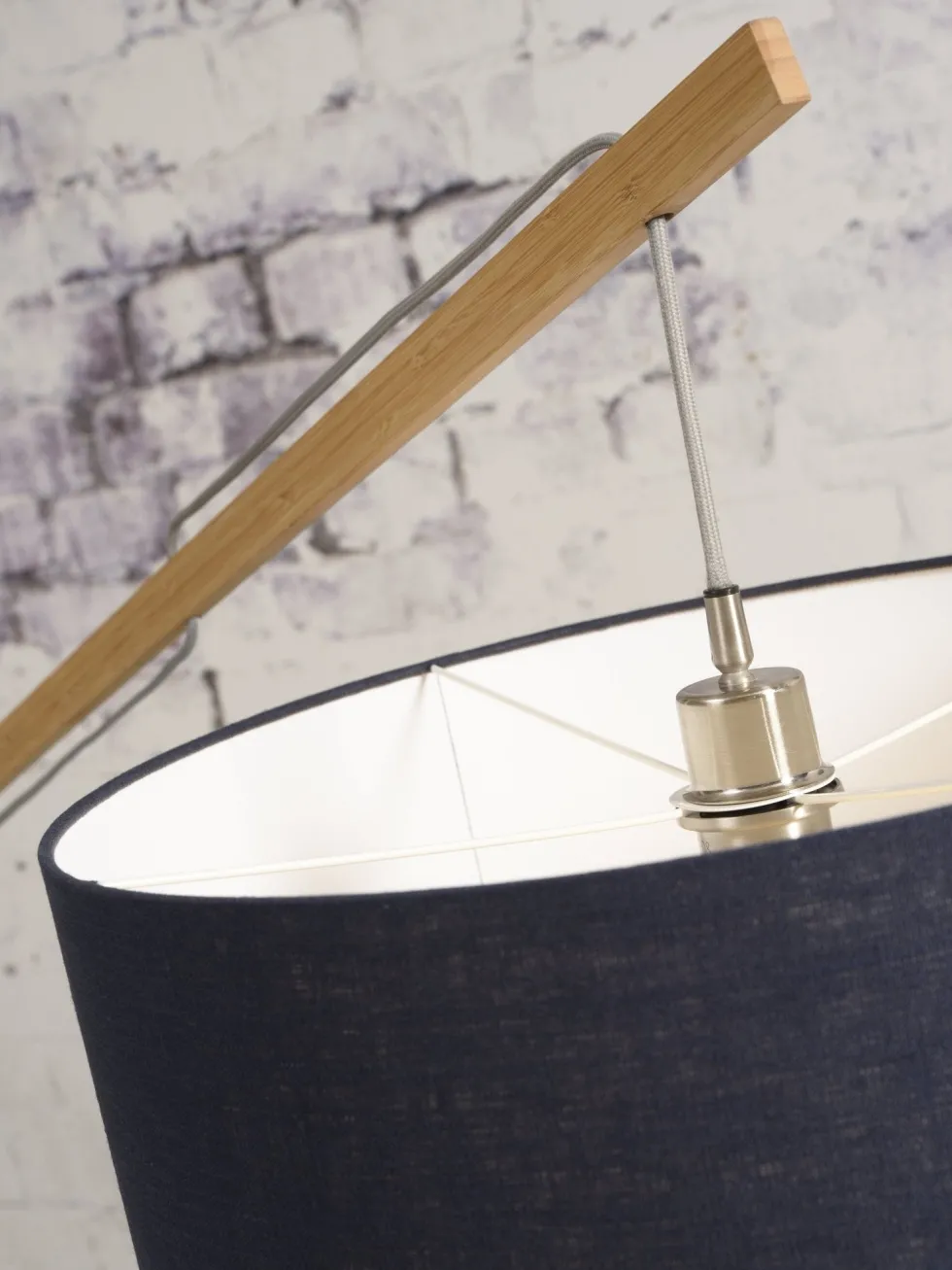 Lampadaire noir en bambou et lin Montblanc - Good & Mojo