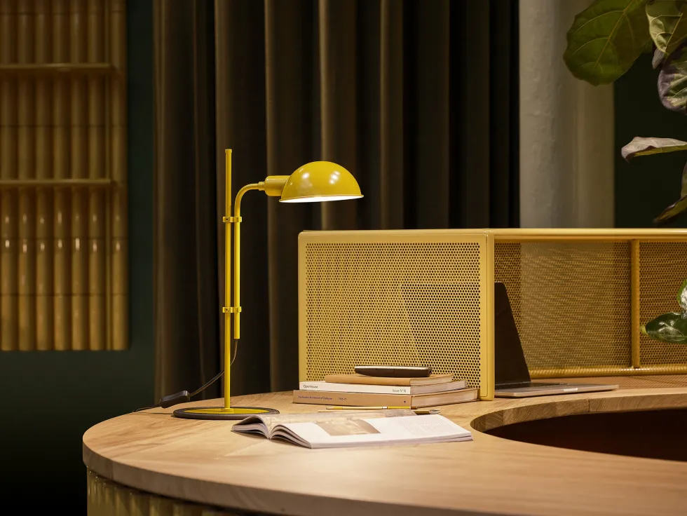 Lampe de bureau en fer moutarde Funiculi S - Marset