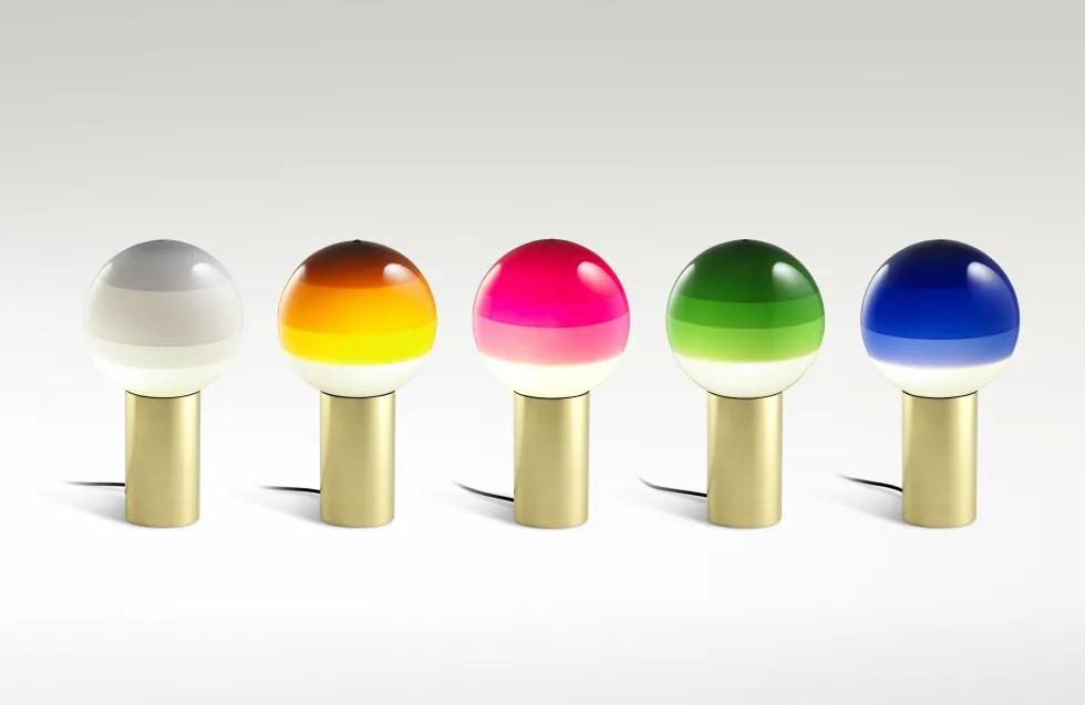 Lampe de bureau en métal et verre soufflé blanc et doré Dipping - Marset