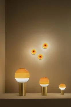 Lampe de bureau en métal et verre soufflé blanc et doré Dipping - Marset