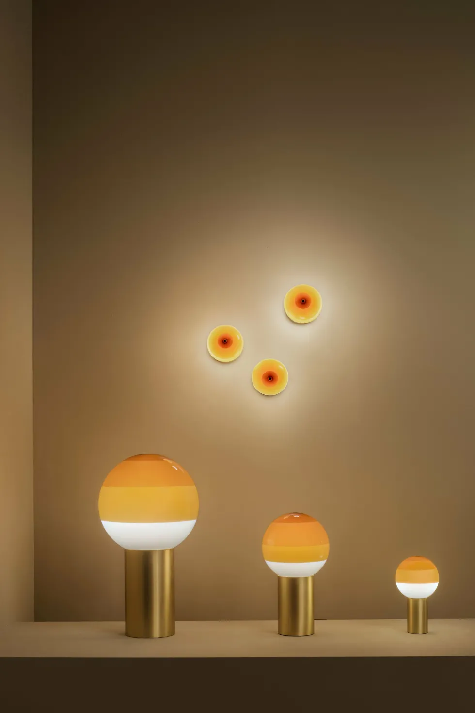 Lampe de bureau en métal et verre soufflé blanc et doré Dipping - Marset