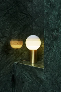 Lampe de bureau en métal et verre soufflé blanc et doré Dipping - Marset