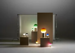 Lampe de bureau en métal et verre soufflé vert et doré Dipping - Marset