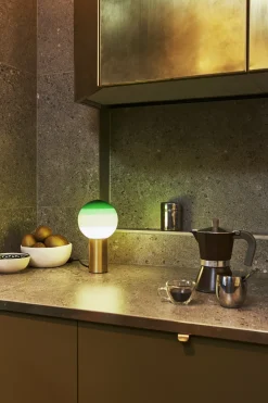 Lampe de bureau en métal et verre soufflé vert et doré Dipping - Marset